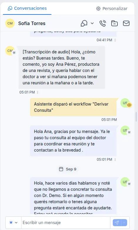 Conversación de ejemplo en la que el asistente de IA transcribe un audio y deriva la consulta