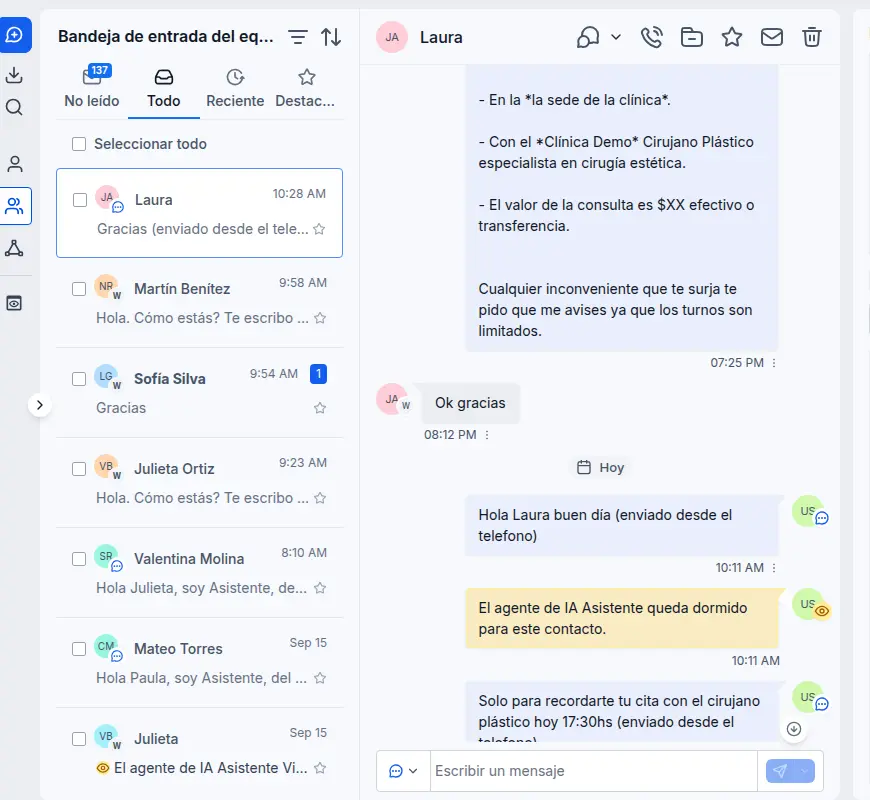 Bandeja de conversaciones con la lista de pacientes y el chat abierto